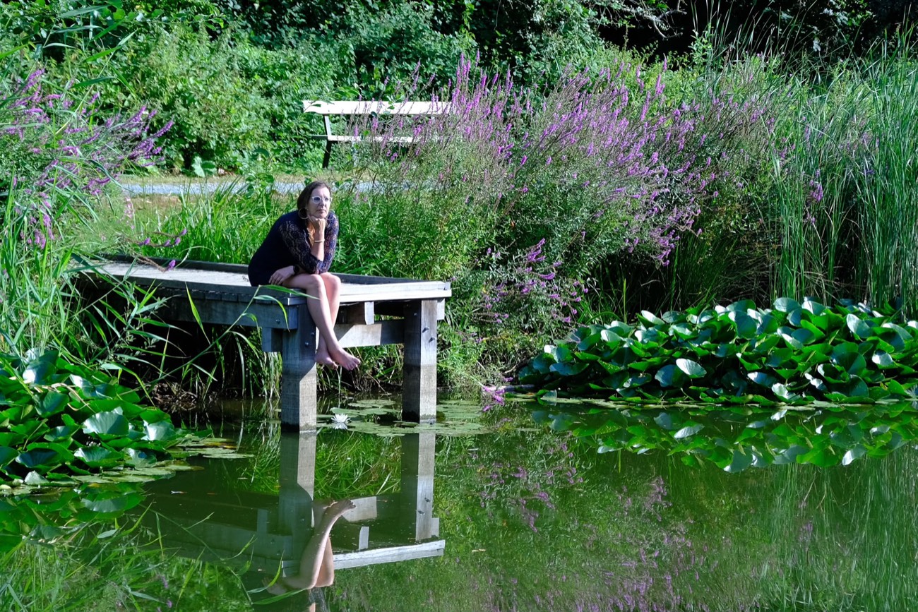 Tine aan de vijver met waterlelies